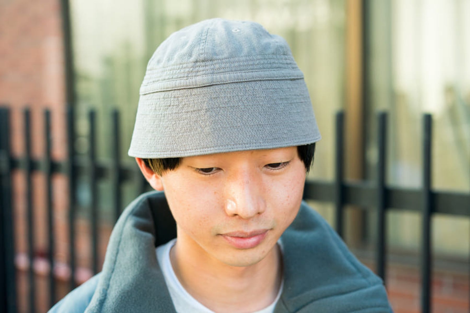 都会的なグレーを取り入れた、アクティブかつスタイリッシュな着こなし 金村由宇 2枚目の写真