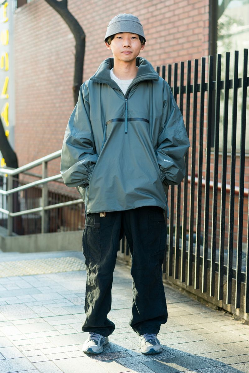 都会的なグレーを取り入れた、アクティブかつスタイリッシュな着こなし 金村由宇