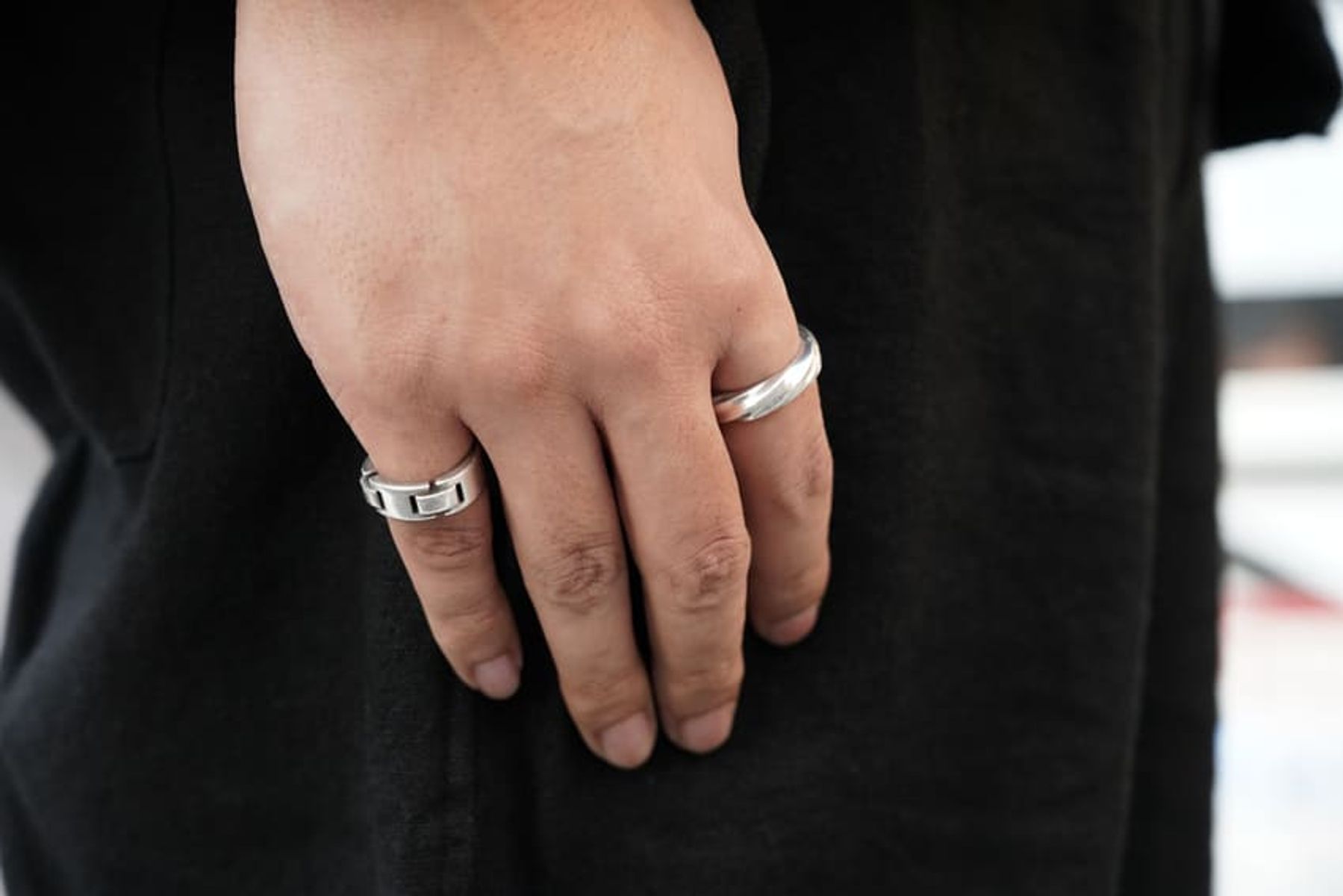 ダークトーンの着こなしを活かすなら、小物の色選びに気遣いを 阿部善弘 6枚目の写真