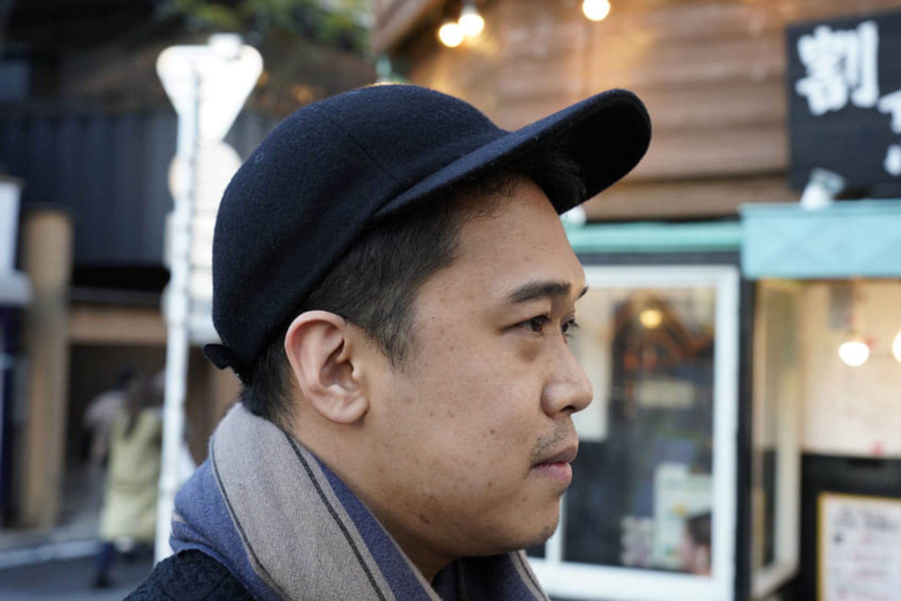 ダークトーンの着こなしを活かすなら、小物の色選びに気遣いを 阿部善弘 2枚目の写真