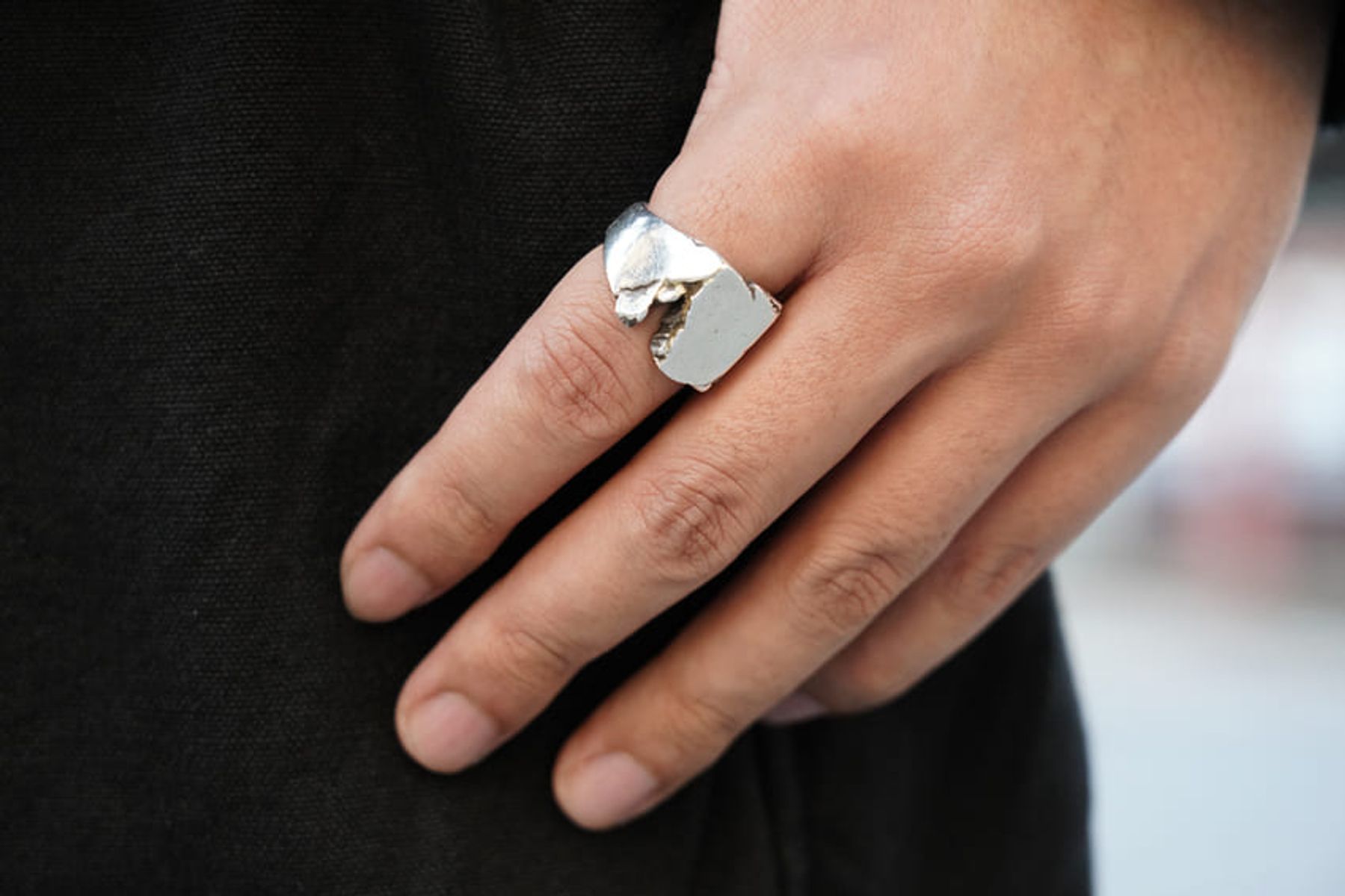 ダークトーンの着こなしを活かすなら、小物の色選びに気遣いを 阿部善弘 5枚目の写真