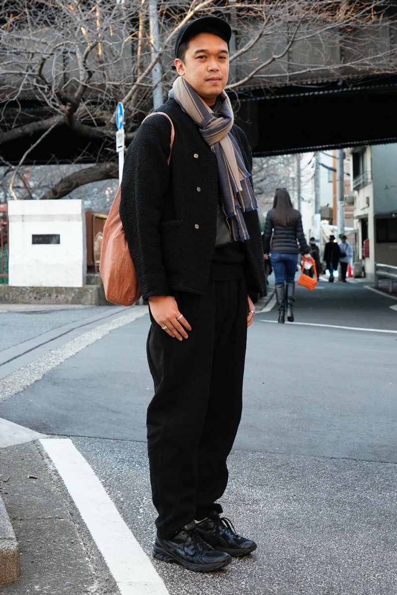 ダークトーンの着こなしを活かすなら、小物の色選びに気遣いを 阿部善弘