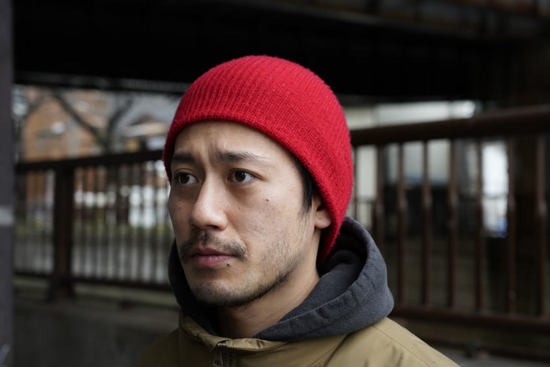 ピリッと効かせた、赤ニットキャップのアクセントが秀逸 宮崎達也 2枚目の写真