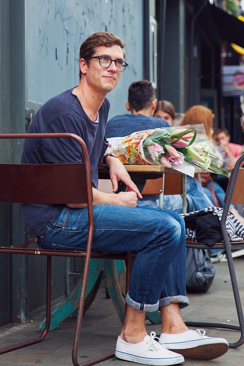 足元の抜け感が心地いい。これぞ大人のシンプルスタイル マーク