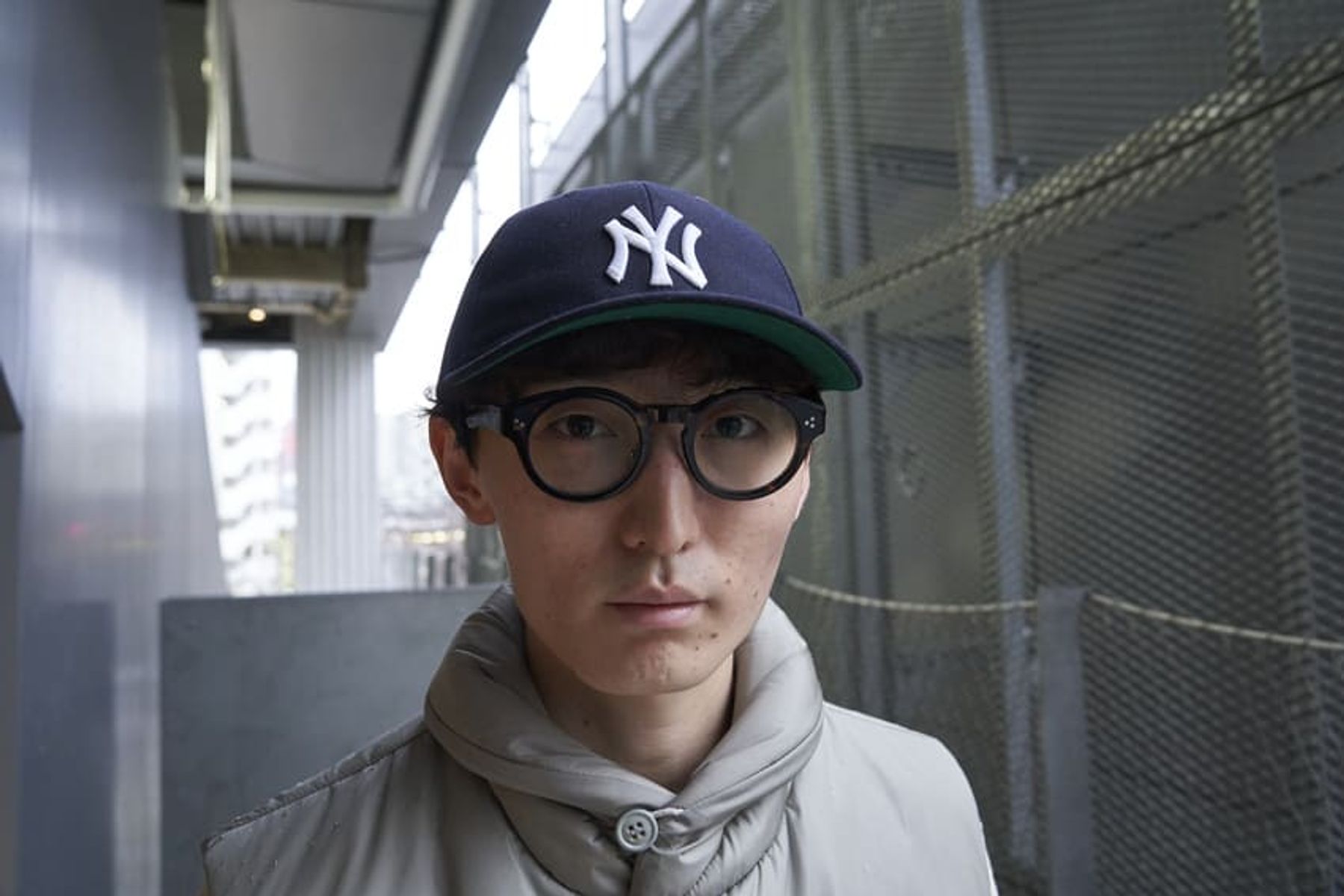 着膨れしないダウンベストの着こなしは、同系色にヒントあり 吉田悠作 2枚目の写真