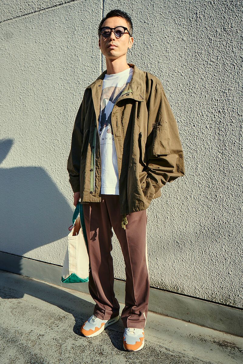 パンツの裾やジャケットの袖の溜まり具合が、ナチュラルなアースカラーにマッチする 蔦木裕仁