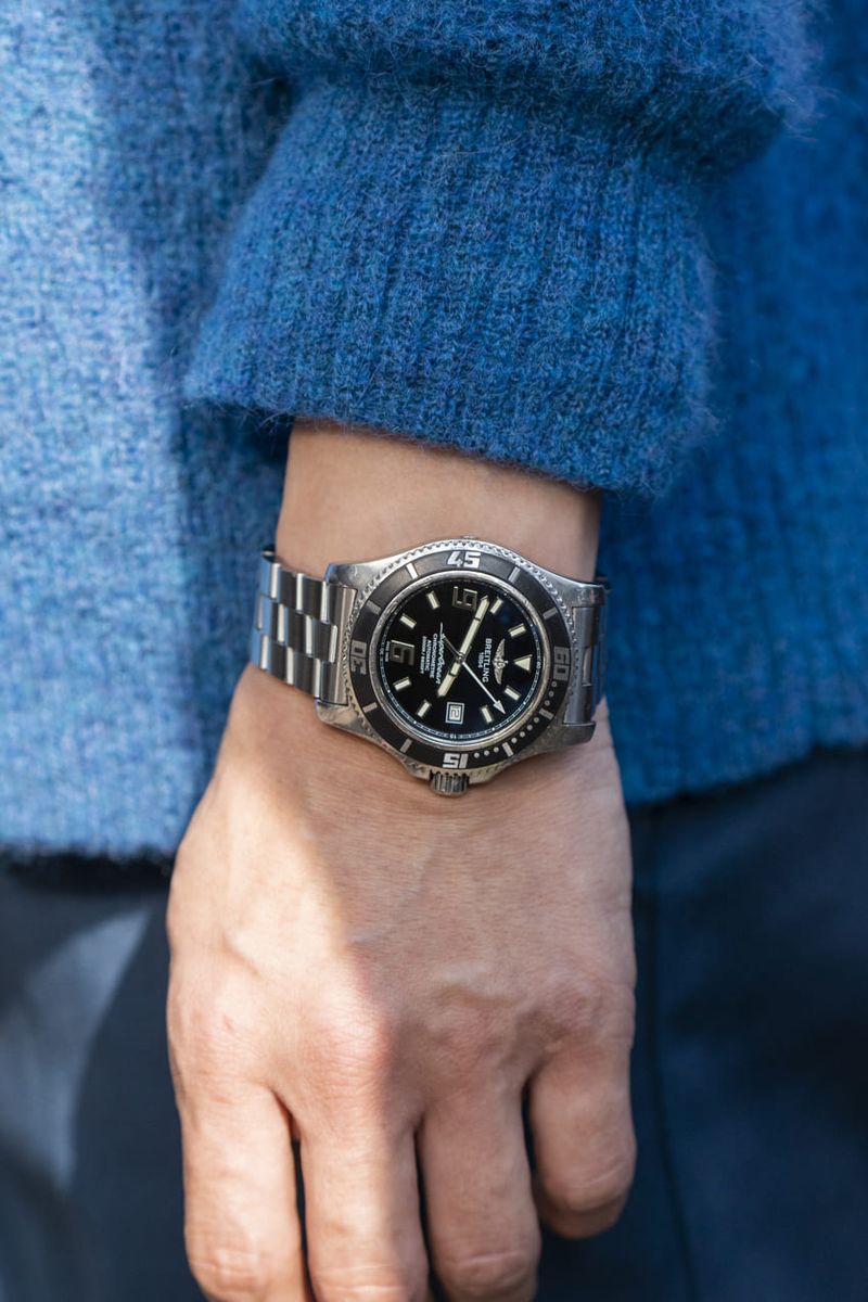 ブルーコーデの爽やかさを、白スニーカーでブースト 浜口佳佑 7枚目の写真