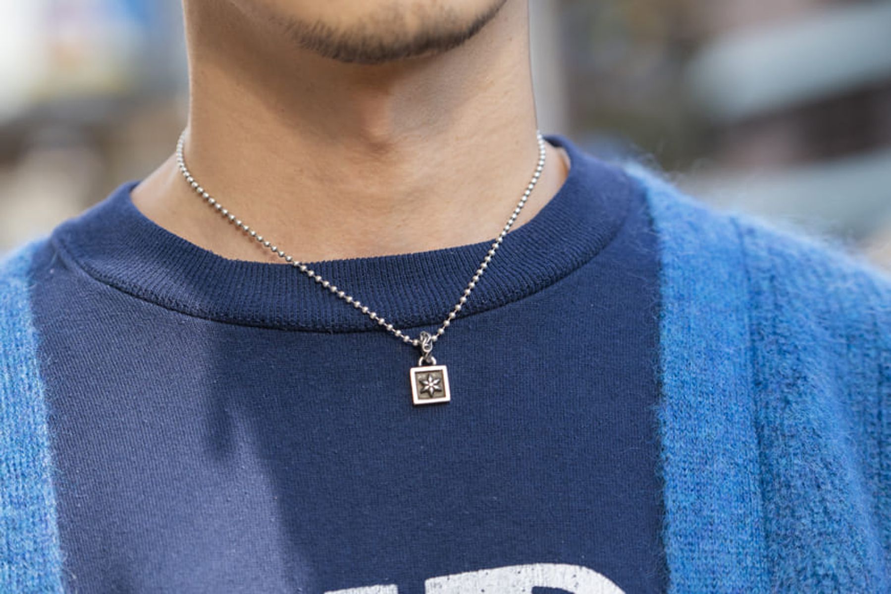 ブルーコーデの爽やかさを、白スニーカーでブースト 浜口佳佑 6枚目の写真