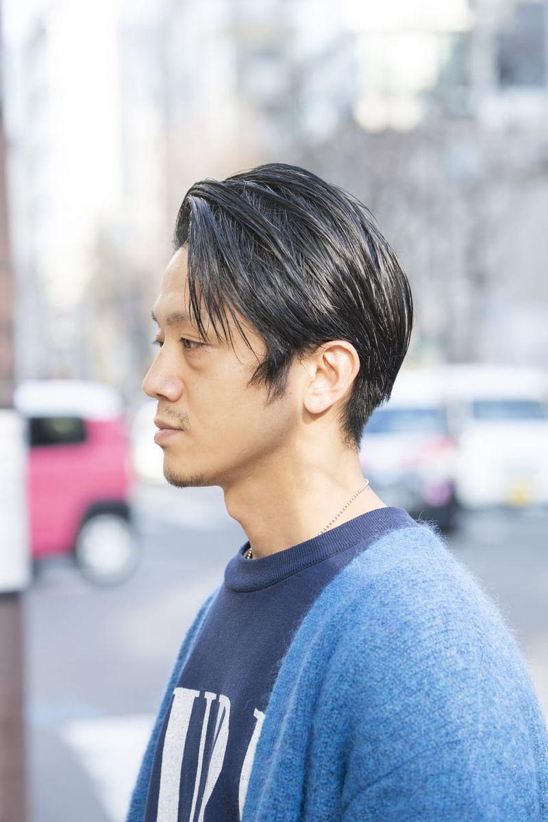 ブルーコーデの爽やかさを、白スニーカーでブースト 浜口佳佑 3枚目の写真