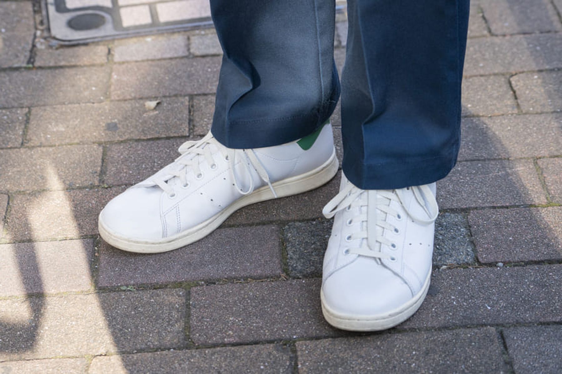 ブルーコーデの爽やかさを、白スニーカーでブースト 浜口佳佑 9枚目の写真