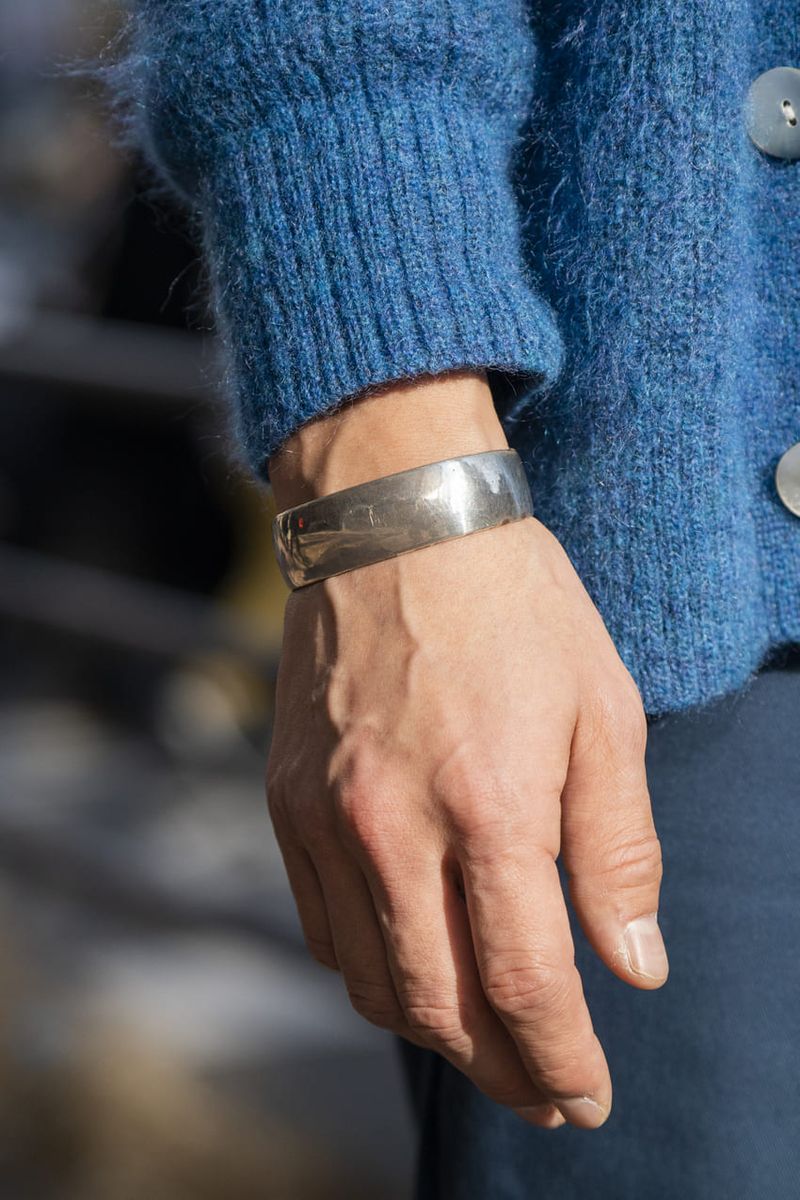 ブルーコーデの爽やかさを、白スニーカーでブースト 浜口佳佑 8枚目の写真