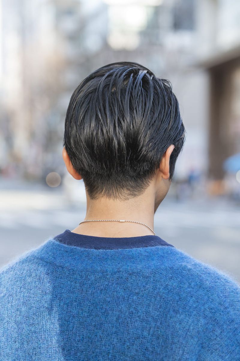 ブルーコーデの爽やかさを、白スニーカーでブースト 浜口佳佑 5枚目の写真