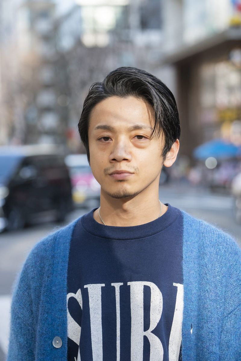 ブルーコーデの爽やかさを、白スニーカーでブースト 浜口佳佑 2枚目の写真