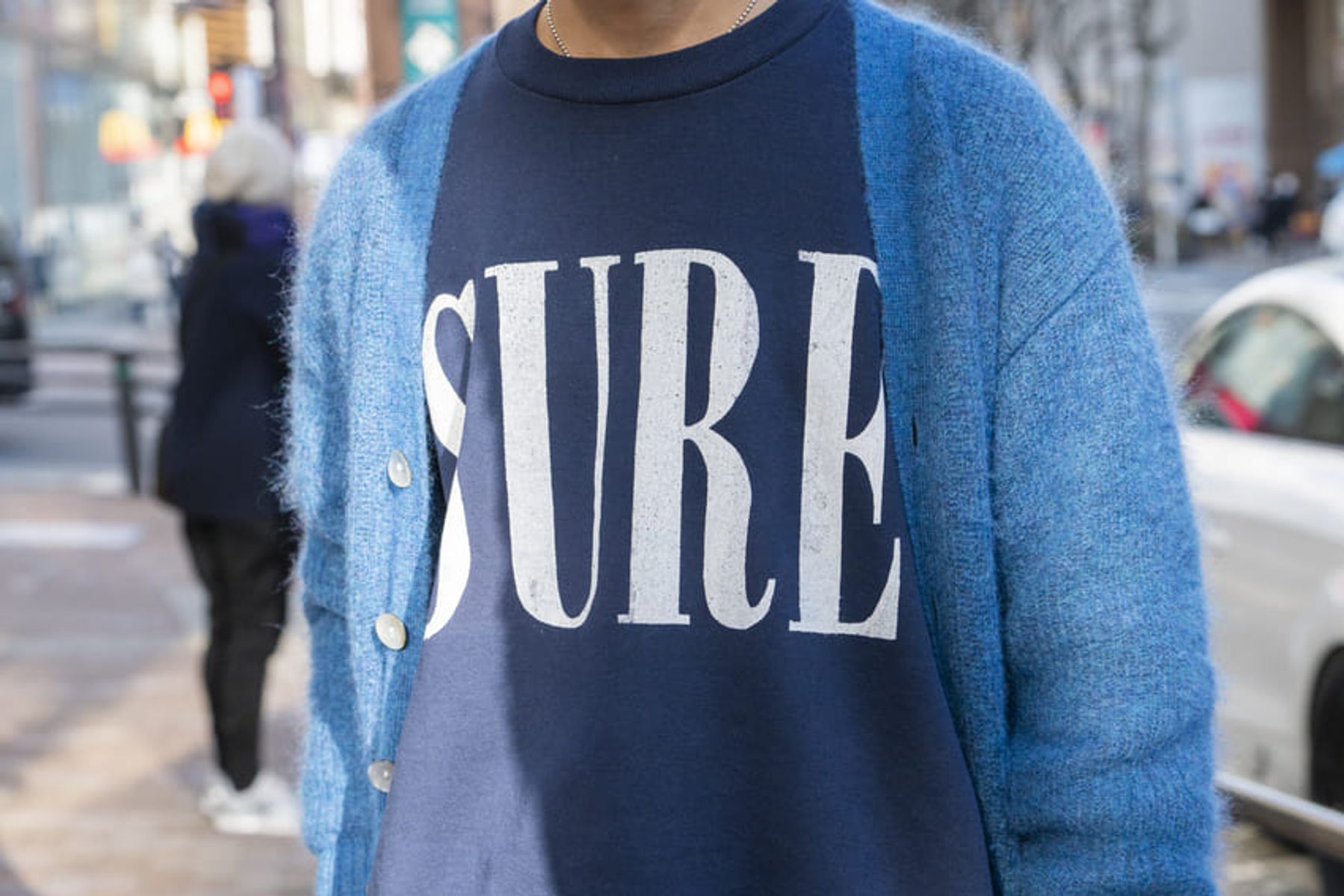 ブルーコーデの爽やかさを、白スニーカーでブースト 浜口佳佑 10枚目の写真