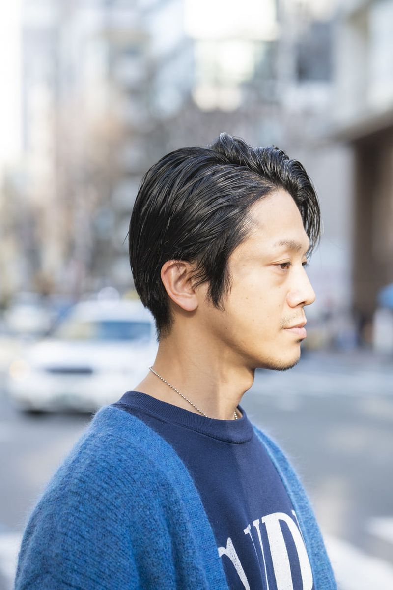 ブルーコーデの爽やかさを、白スニーカーでブースト 浜口佳佑 4枚目の写真