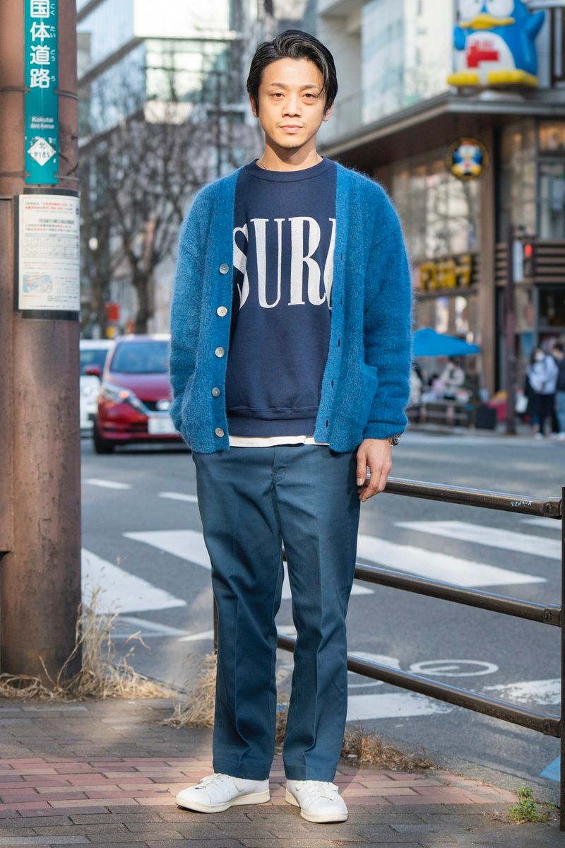 ブルーコーデの爽やかさを、白スニーカーでブースト 浜口佳佑