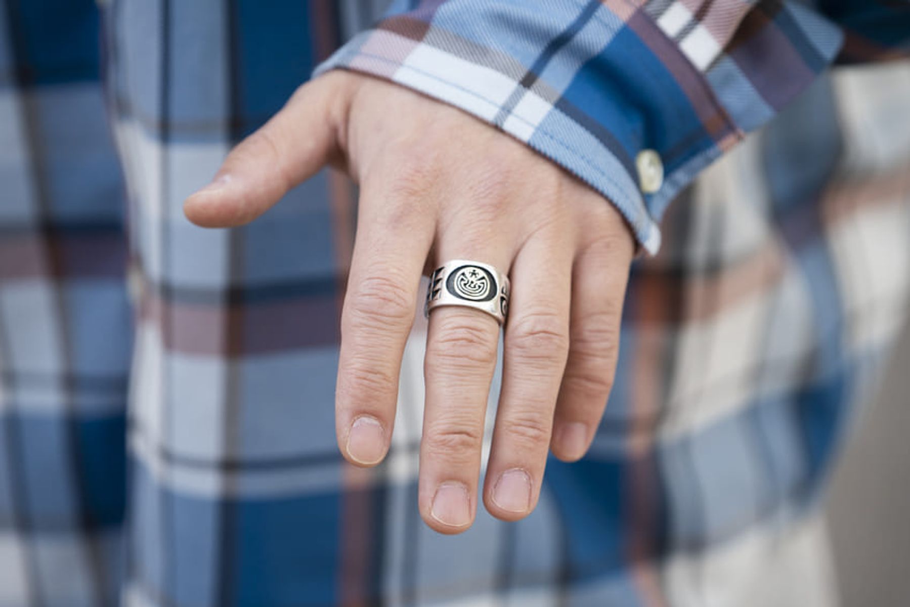 一枚で主役を張れる、大きめタータンシャツの真価を見よ 諸藤陽一 6枚目の写真