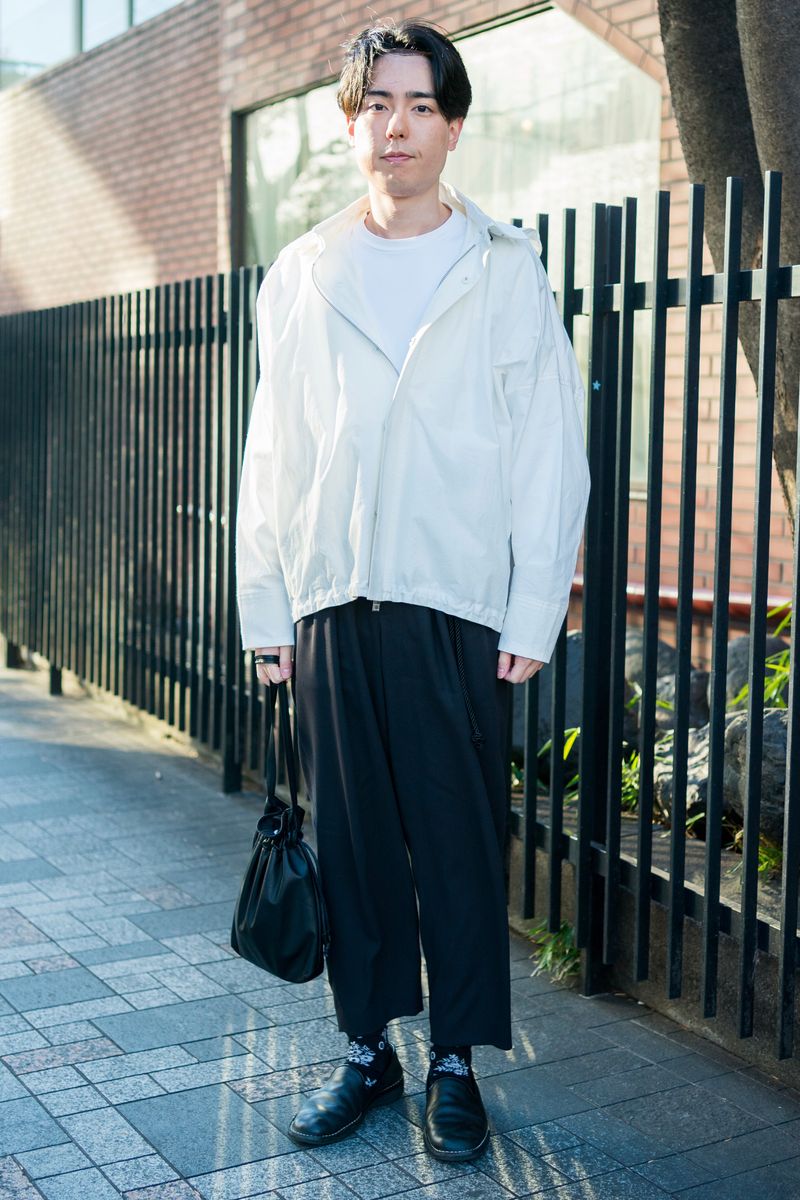 お手本にしたい、今日的な脱力系モノトーンコーデ 坪田雄人