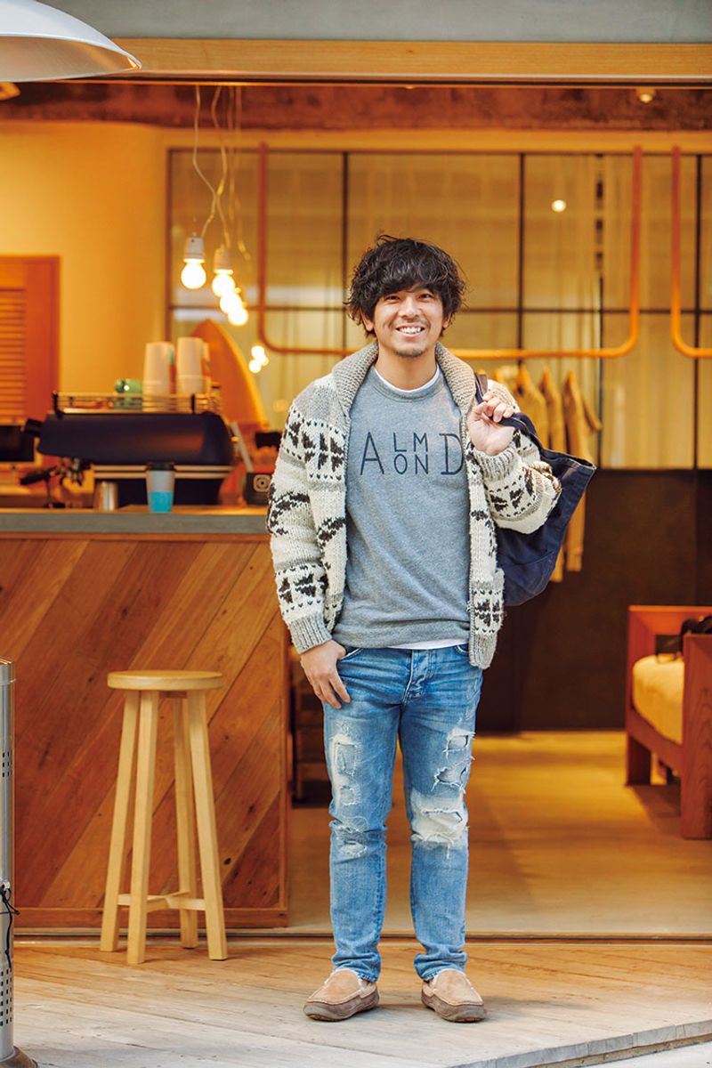 ワイルドな海の男の冬仕度。足元のモコモコが暖かみをプラス 板倉洋輔
