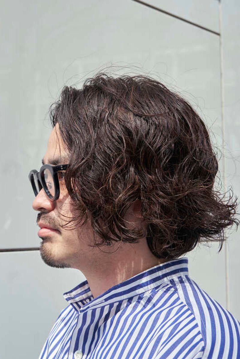 春の陽気を感じる涼しげなブルーストライプシャツが大活躍 伊海田匡昭 3枚目の写真