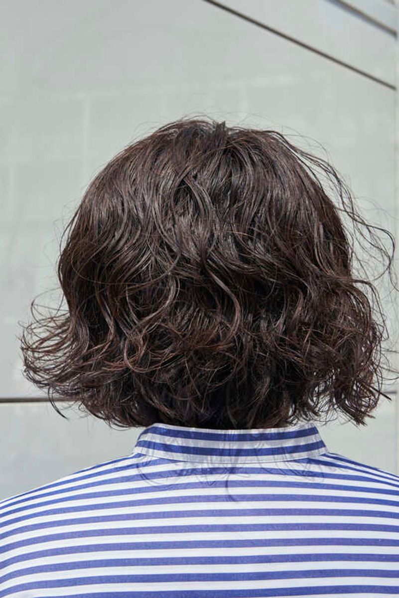 春の陽気を感じる涼しげなブルーストライプシャツが大活躍 伊海田匡昭 4枚目の写真