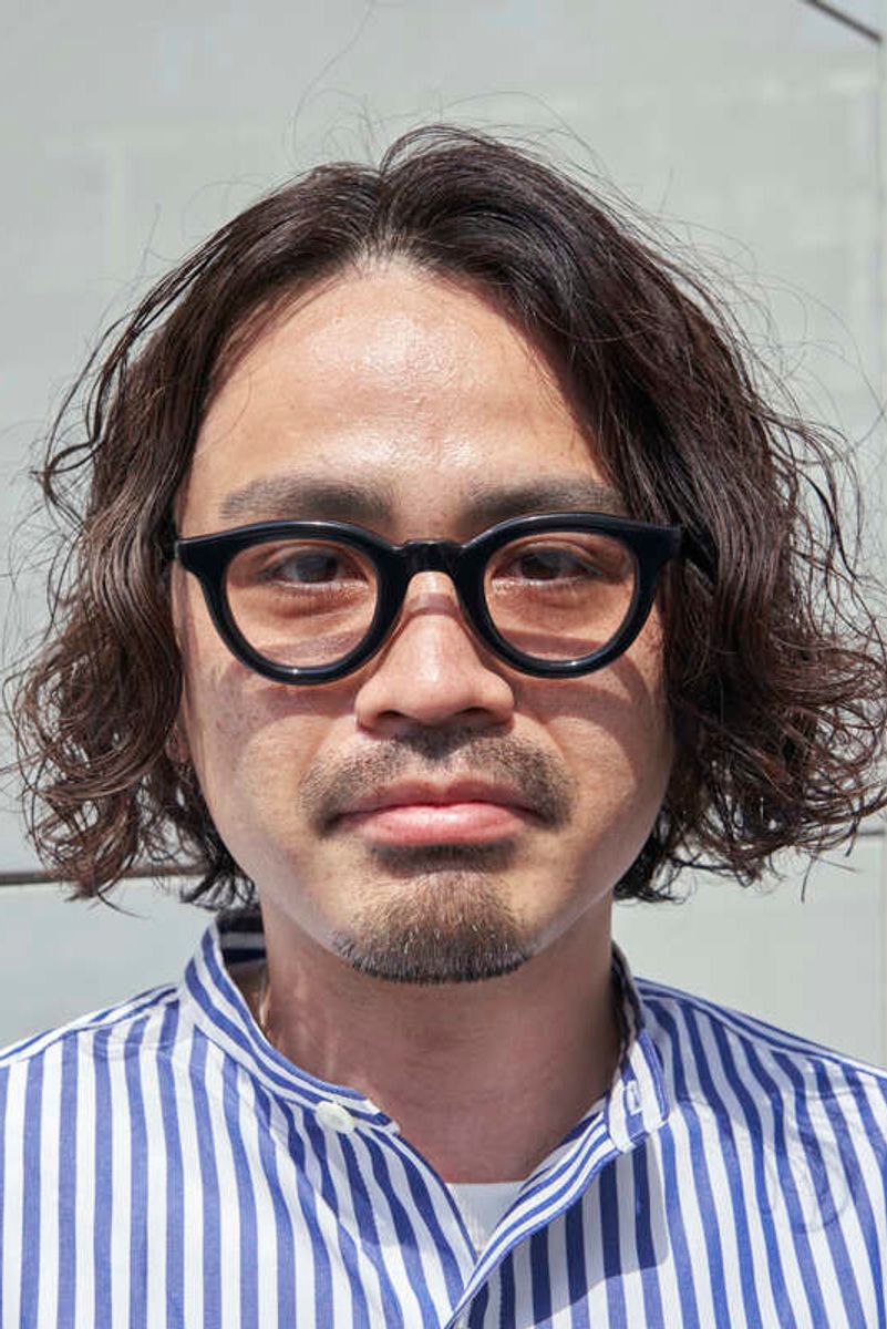 春の陽気を感じる涼しげなブルーストライプシャツが大活躍 伊海田匡昭 2枚目の写真