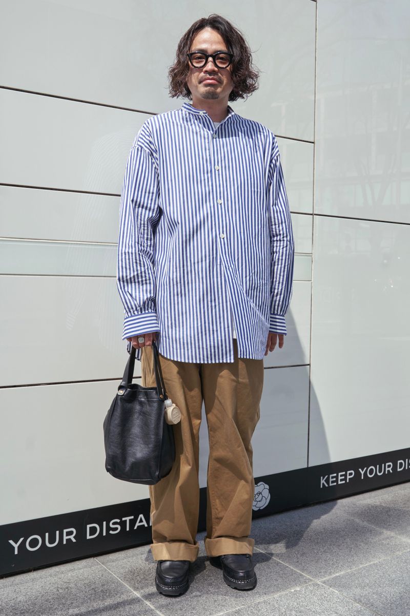 春の陽気を感じる涼しげなブルーストライプシャツが大活躍 伊海田匡昭