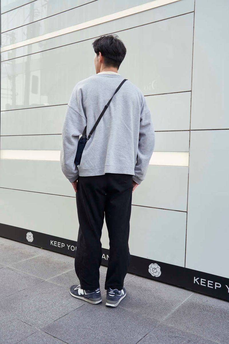 スウェットの絶妙なサイズ感！ グレー×オレンジの配色も◎ 庄内貴史 8枚目の写真