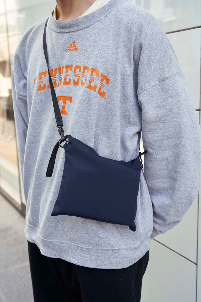 スウェットの絶妙なサイズ感！ グレー×オレンジの配色も◎ 庄内貴史 7枚目の写真