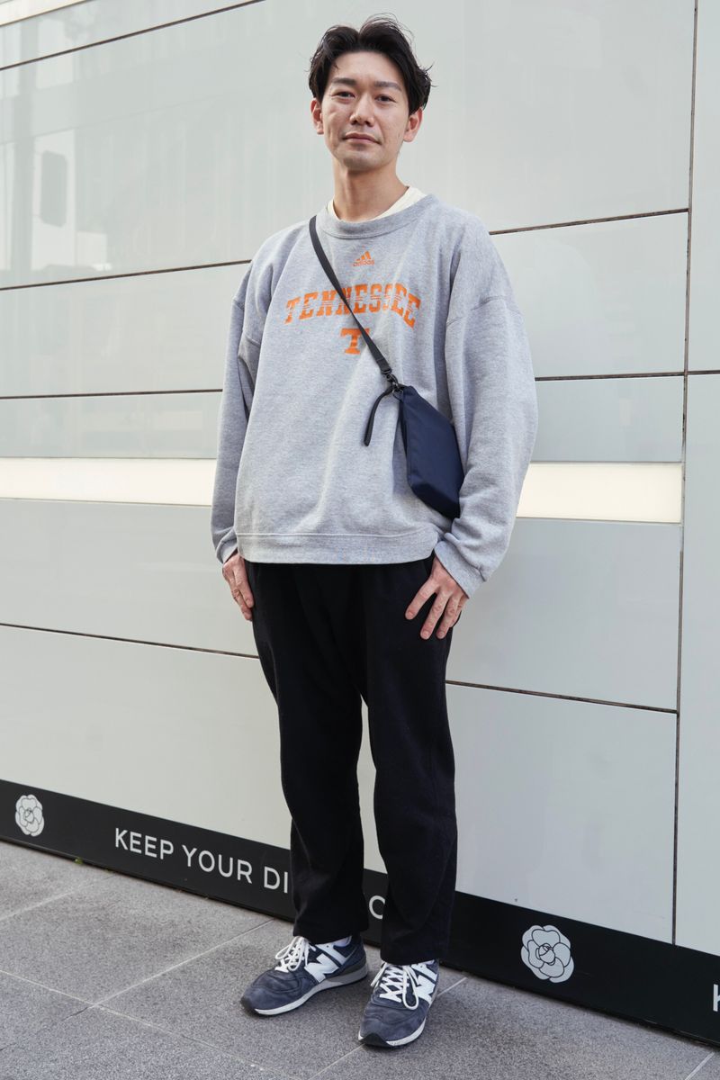 スウェットの絶妙なサイズ感！ グレー×オレンジの配色も◎ 庄内貴史