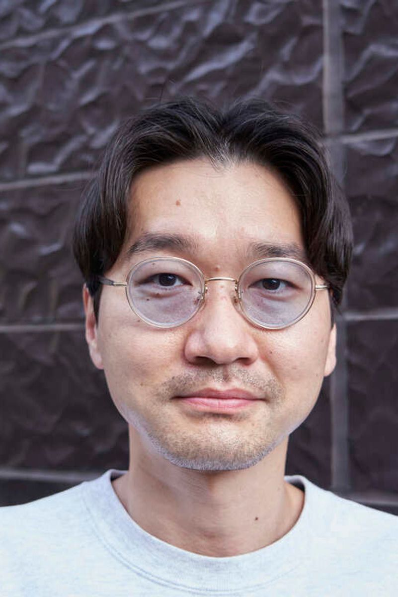 春の陽気に誘われて、真っ先に着たくなったトレーナー 千葉峻一 2枚目の写真