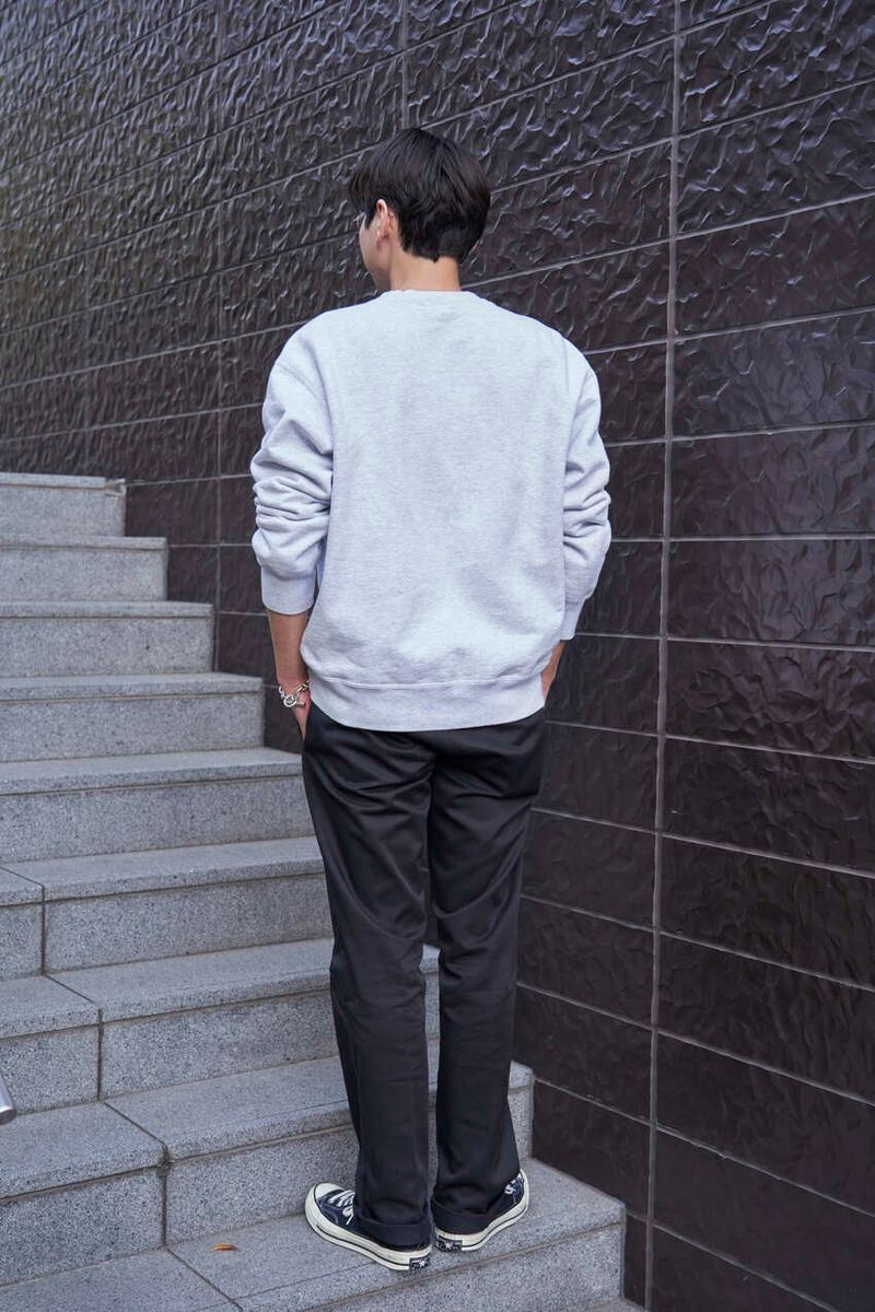 春の陽気に誘われて、真っ先に着たくなったトレーナー 千葉峻一 8枚目の写真