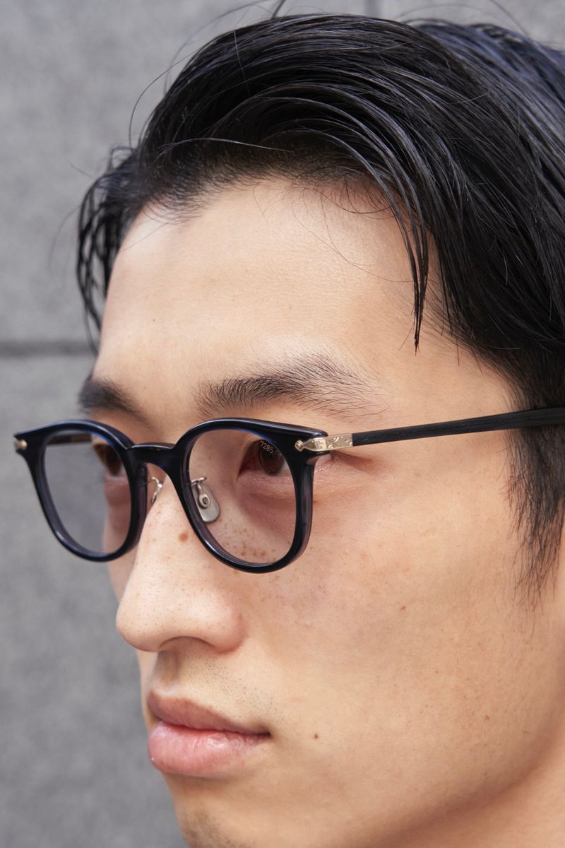 カーディガンにネクタイピンの合わせ技で洒落度アップ 細山克哉 2枚目の写真