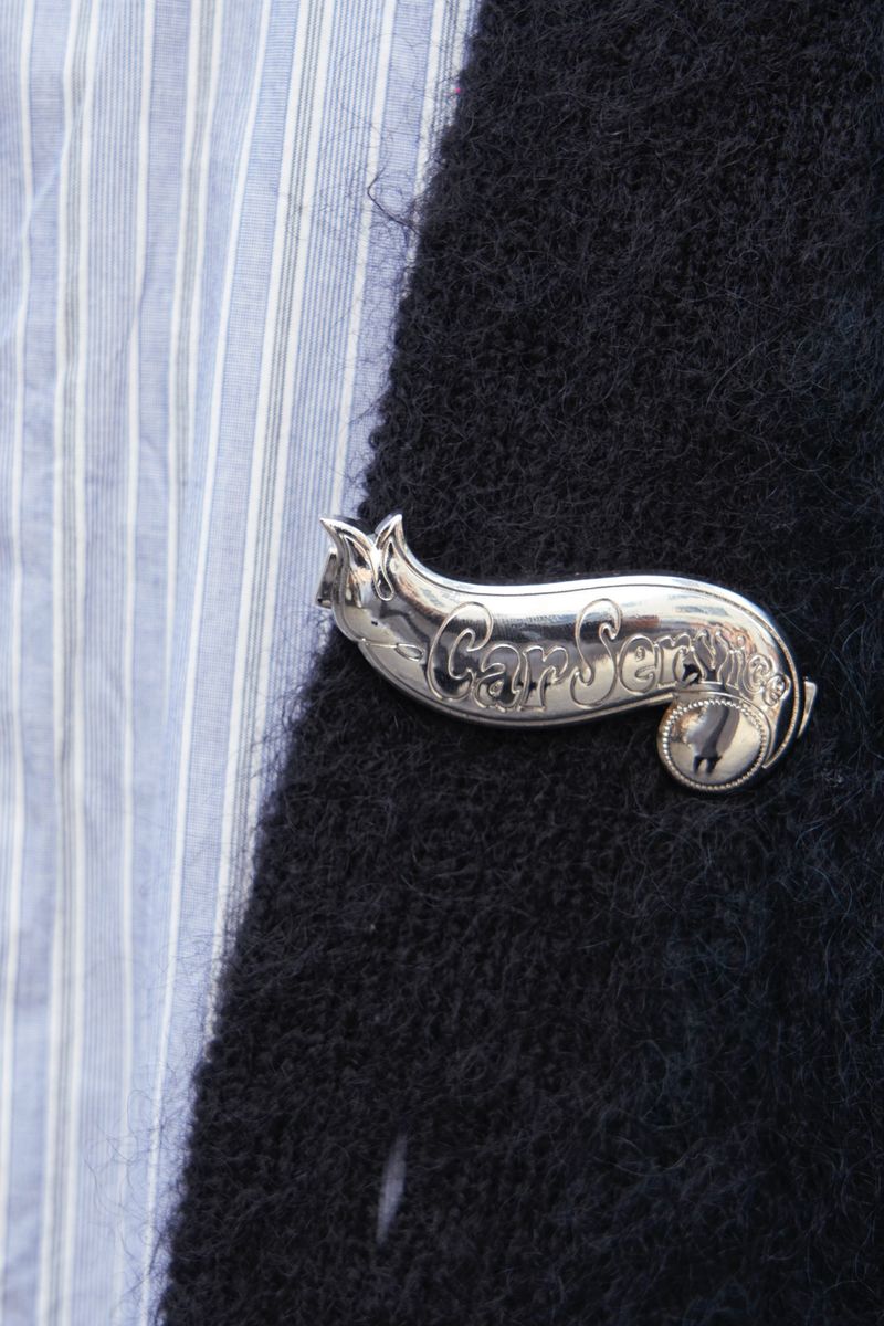 カーディガンにネクタイピンの合わせ技で洒落度アップ 細山克哉 3枚目の写真