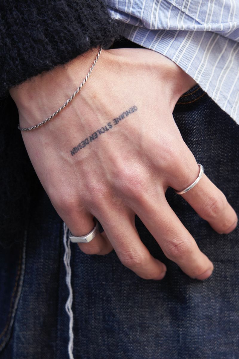 カーディガンにネクタイピンの合わせ技で洒落度アップ 細山克哉 4枚目の写真