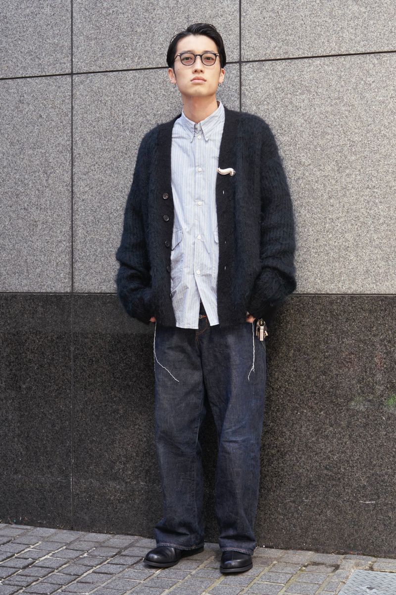 カーディガンにネクタイピンの合わせ技で洒落度アップ 細山克哉