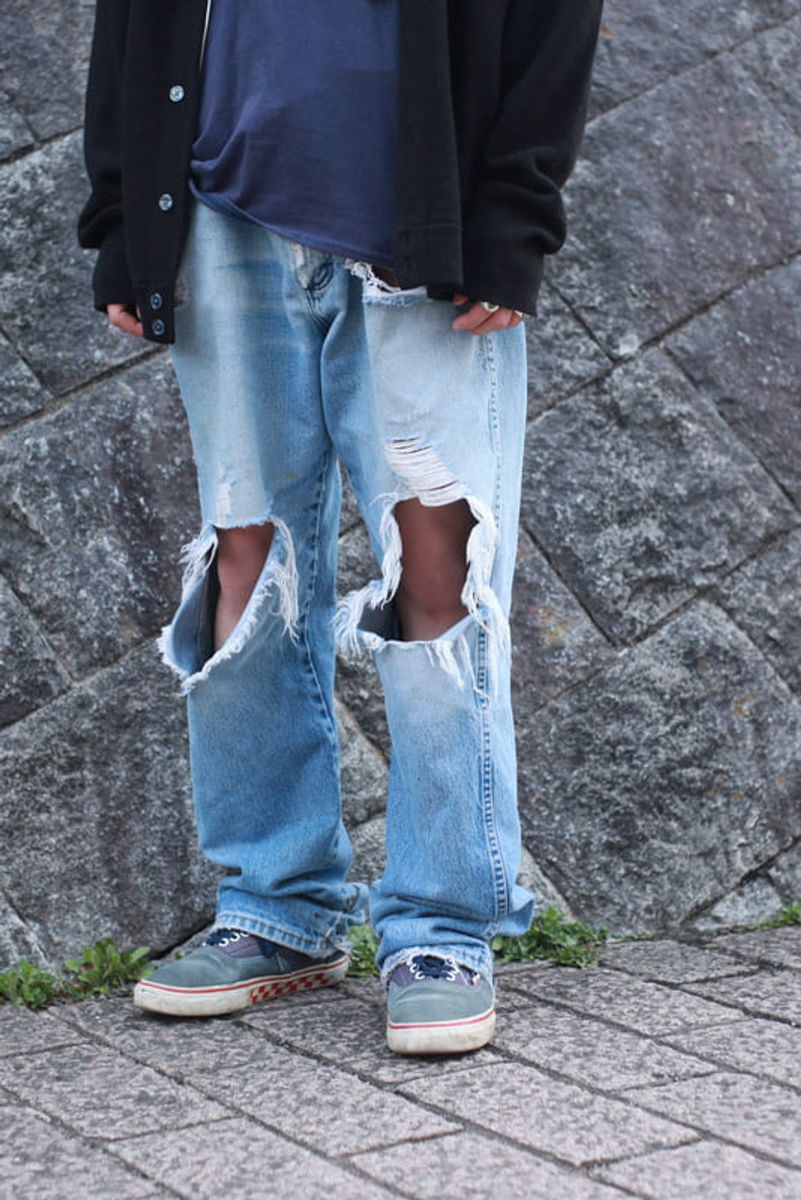 大胆なダメージデニムを、アメリカンテイストのアイテムで上手にまとめる 柴橋宗汰 4枚目の写真