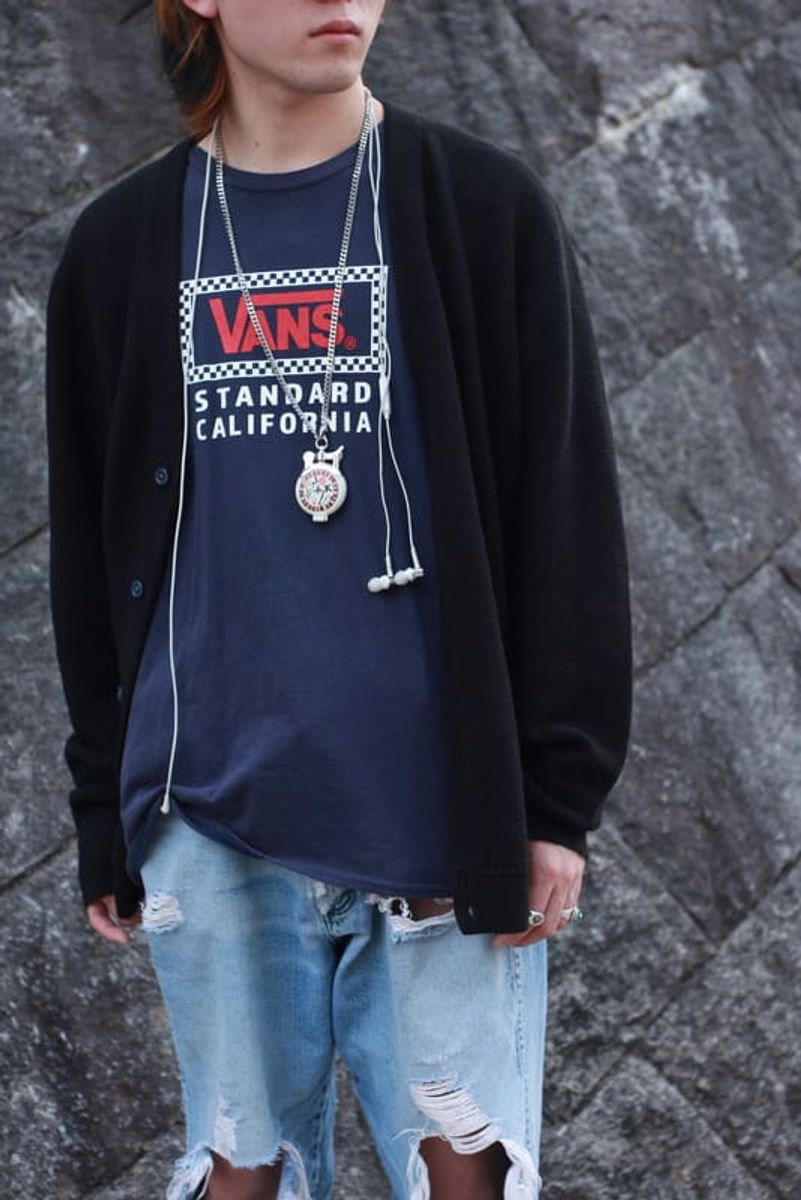 大胆なダメージデニムを、アメリカンテイストのアイテムで上手にまとめる 柴橋宗汰 3枚目の写真