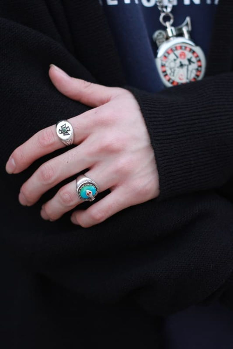 大胆なダメージデニムを、アメリカンテイストのアイテムで上手にまとめる 柴橋宗汰 7枚目の写真