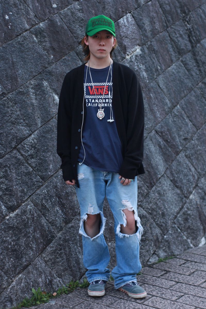 大胆なダメージデニムを、アメリカンテイストのアイテムで上手にまとめる 柴橋宗汰