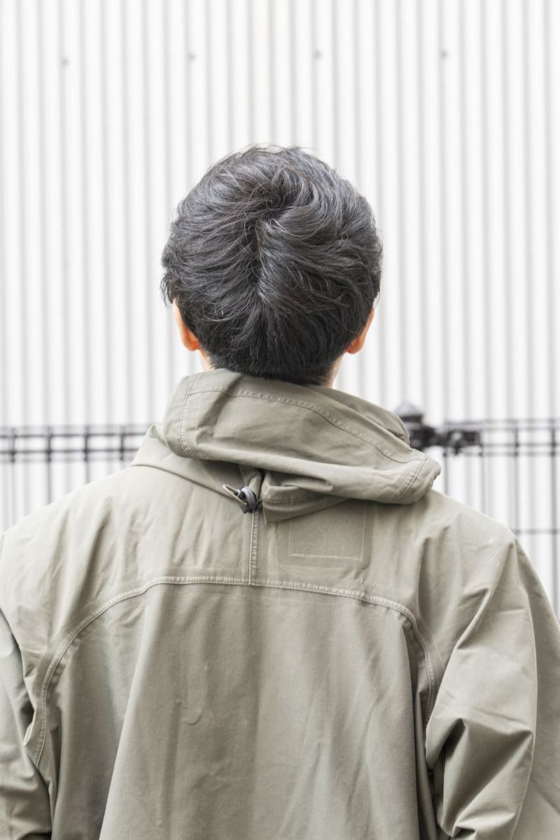 ゆるめのセットアップとモッズコートで、サイズ感＆色使いを統一 鶴田篤司 4枚目の写真