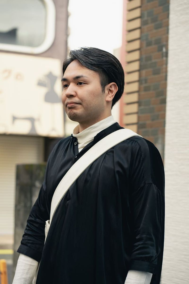 ブラックコーデの隠し技。ショルダーストラップで配色にメリハリを 中村賢介 3枚目の写真