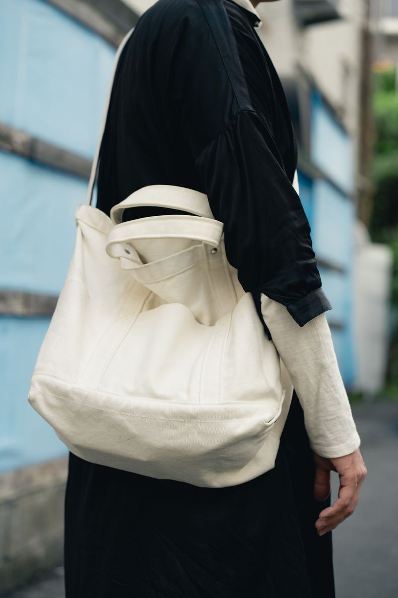 ブラックコーデの隠し技。ショルダーストラップで配色にメリハリを 中村賢介 4枚目の写真