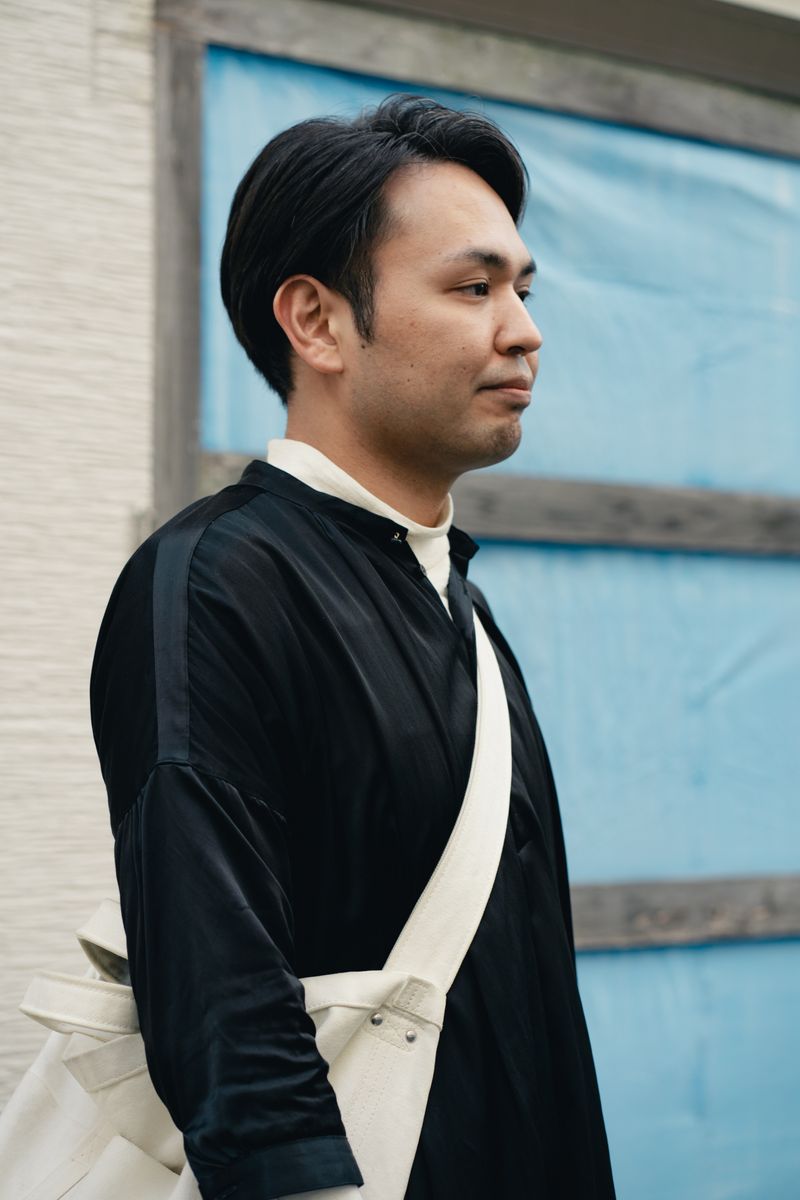 ブラックコーデの隠し技。ショルダーストラップで配色にメリハリを 中村賢介 2枚目の写真