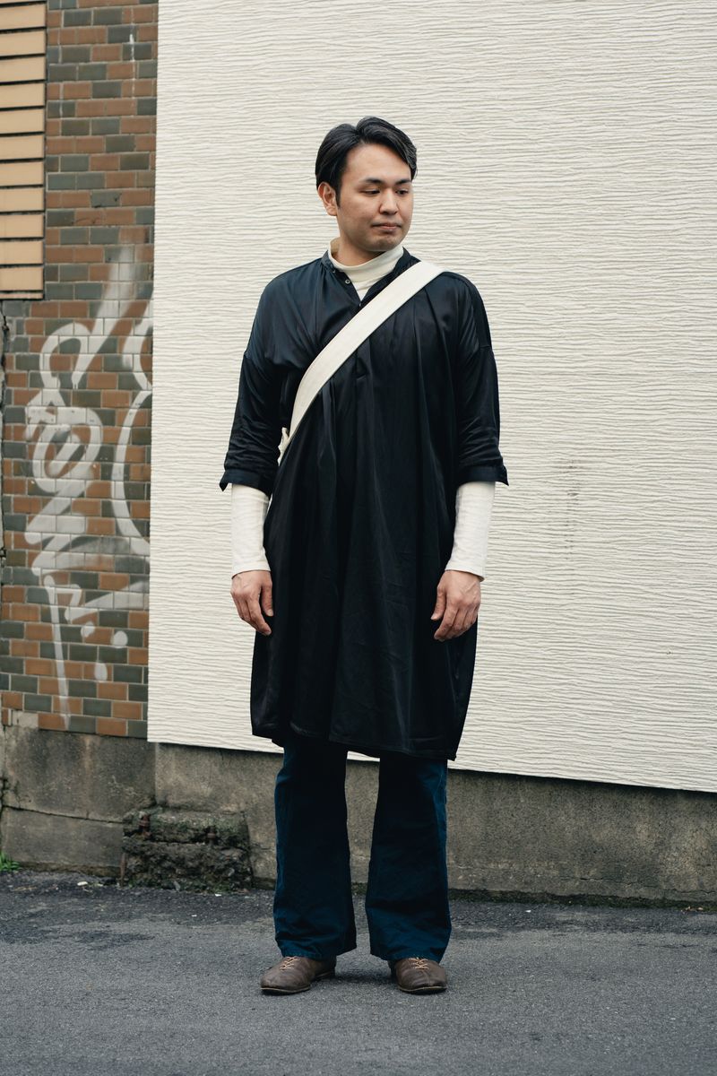 ブラックコーデの隠し技。ショルダーストラップで配色にメリハリを 中村賢介