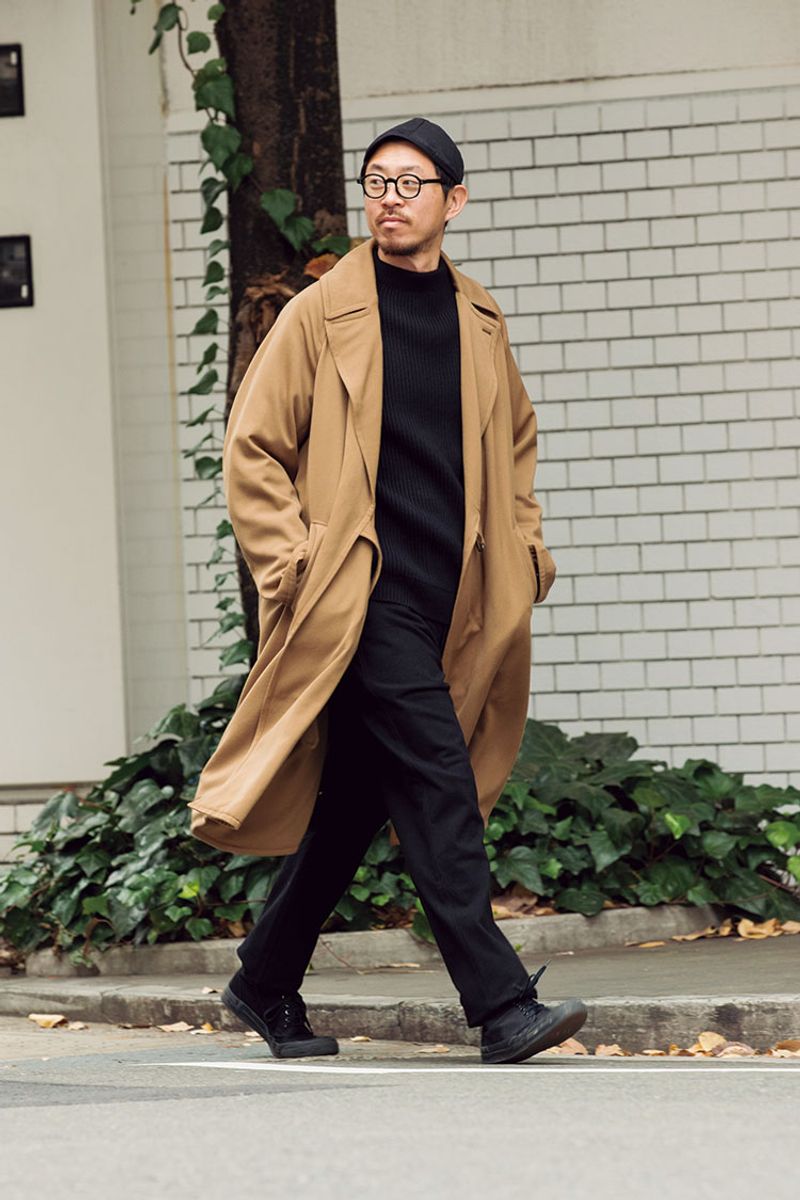 洗練されたキャメル×黒の競演。都会的な配色のロールモデル 山口 浩