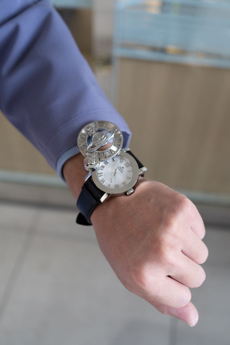 色気があるパープルのセットアップを主役に 成田 傑 4枚目の写真