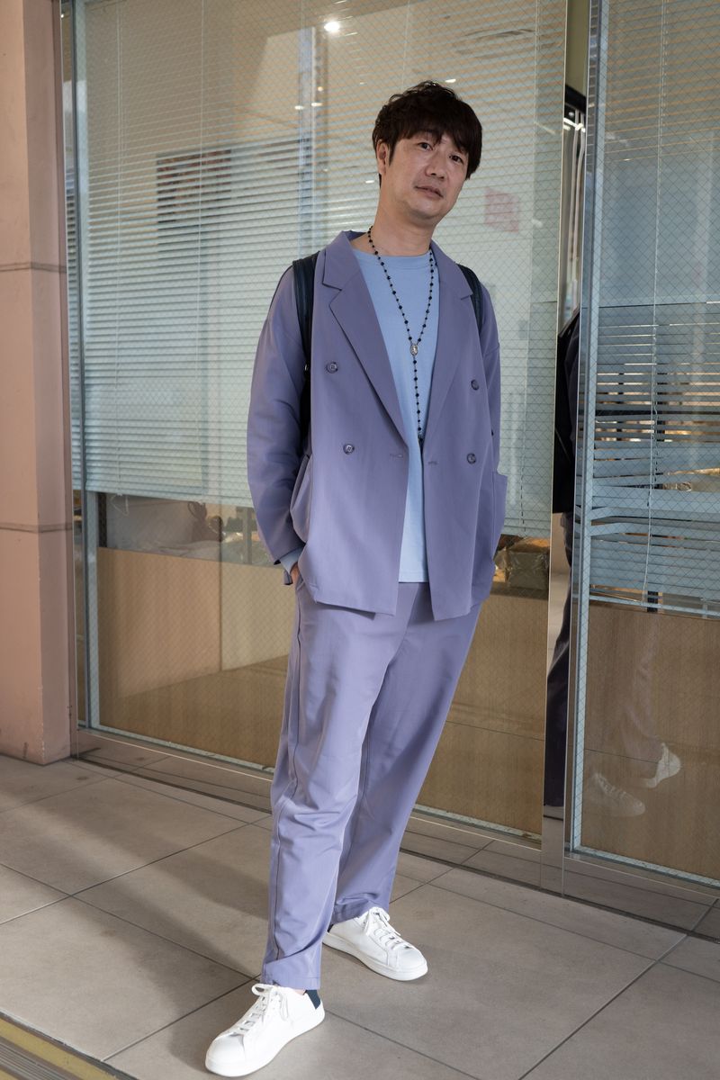 色気があるパープルのセットアップを主役に 成田 傑