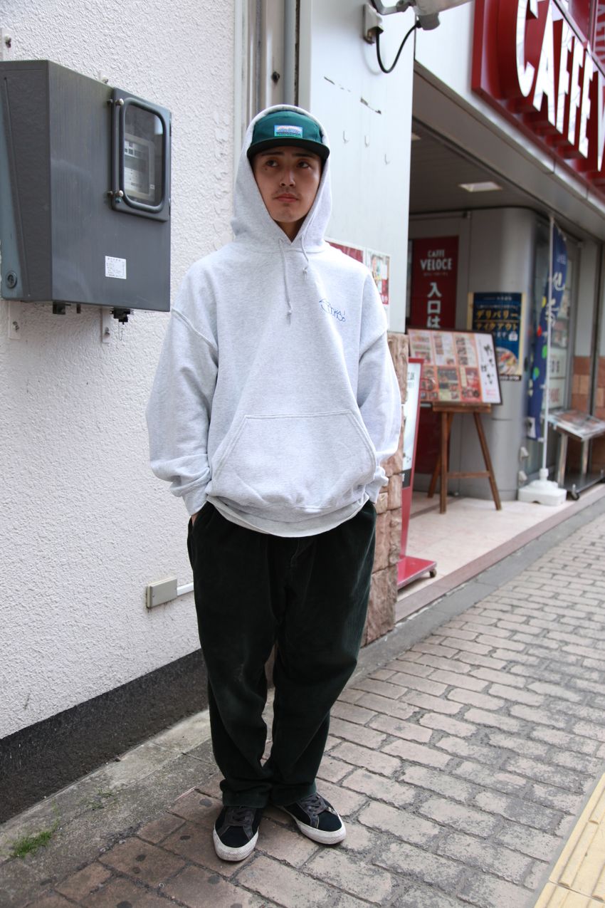 結局グレーの「パーカ」に首ったけ。チャンピオン以外で着るならどのブランドがいい？ - 1枚目の画像