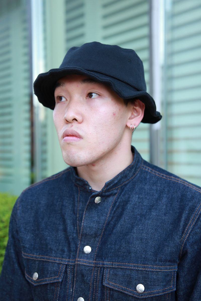 ノーカラーで魅せるデニム・オン・デニム 佐藤 駿 2枚目の写真